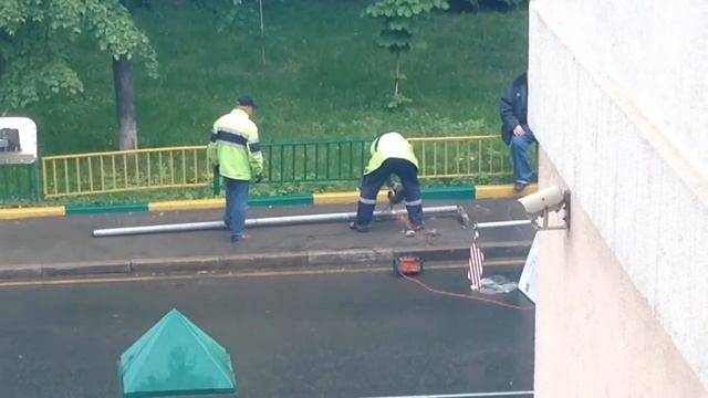 Они приехали пилить трубу.... смотреть онлайн