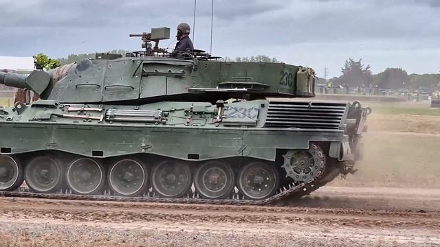 Tankfest 2024 Friday Opening: Leopard 1, Warrior and Bergepanzer смотреть онлайн