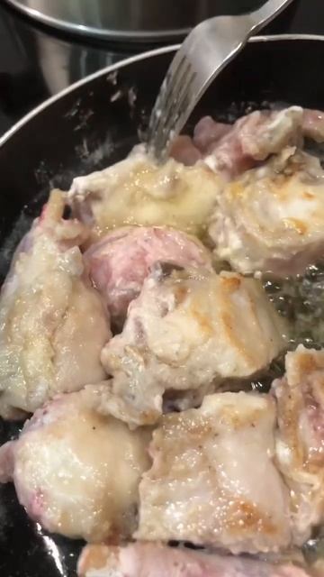 Кролик СССР , просто и очень вкусно , тает во рту 😘 Кролик,чеснок,лук,лавр.Лист,масло,соль,перец. смотреть онлайн