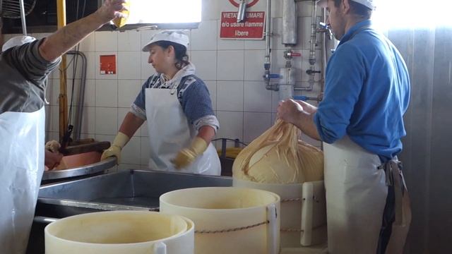 Parmigiano Reggiano Production Tour at Giansanti di Muzio (Part 2 out of 2) смотреть онлайн