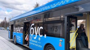 Электробус ЛиАЗ-6274 следует по маршруту т73 ”ВДНХ(Главный Вход) - 6-ой Микрорайон Бибирева”