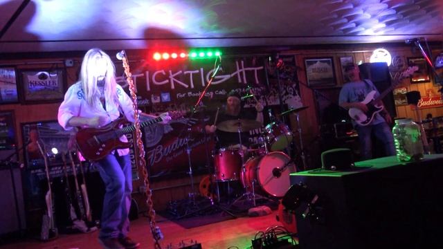 Sticktight Cozy Corner Restaurant in Loretto Ky April 10 (2021) смотреть онлайн