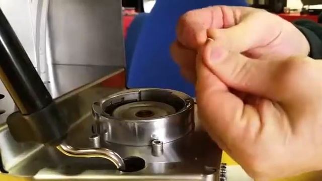 Gaggia Classic 2015 Cleaning the Brew Head Valve смотреть онлайн
