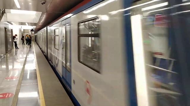Метропоезд Серии 81-765.4" Москва-2019 прибывает на ст. Стахановская смотреть онлайн