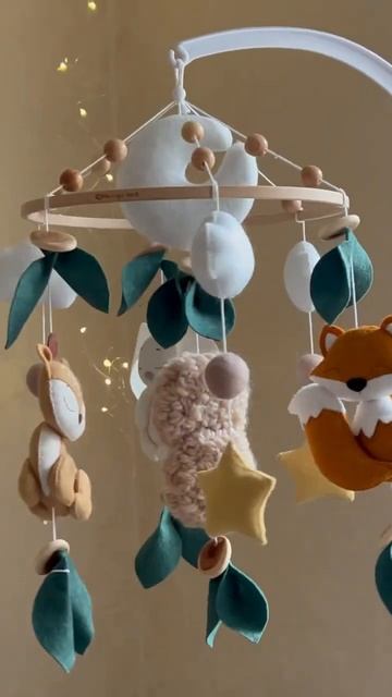 Мобиль в кроватку из фетра ручной работы для малыша для младенца для мальчика / девочки с животными смотреть онлайн