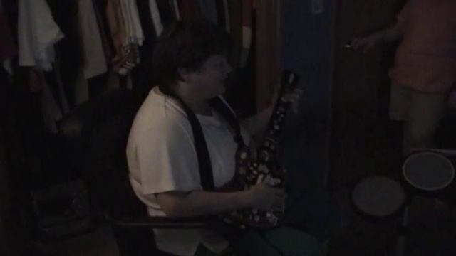 Women pees onself while try'n to play Rockband!!! HILARIOUS!!! смотреть онлайн