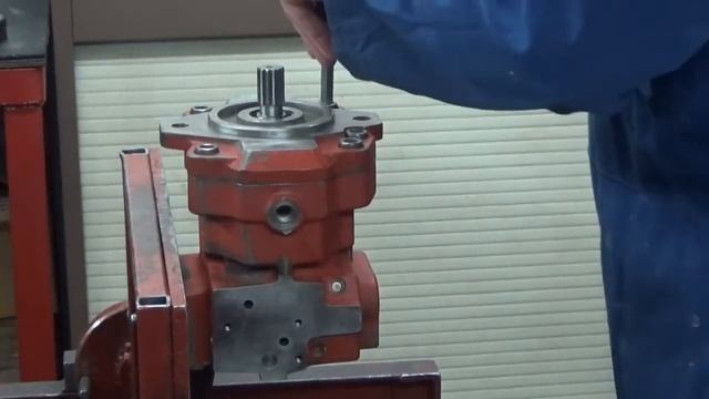 Kayaba PSVD2-17E-19 hydraulic pump fitted to a Yamar V1050. смотреть онлайн