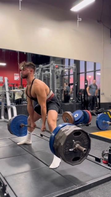 LIFTING ALMOST 600 LBS WITH EASE! #gym #workout #motivation смотреть онлайн