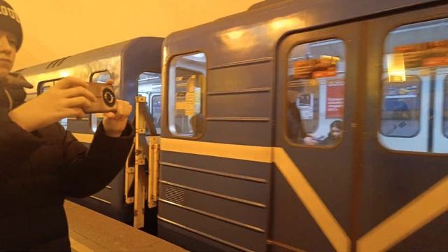 Боинг отправляется со станции Проспект Просвещения смотреть онлайн