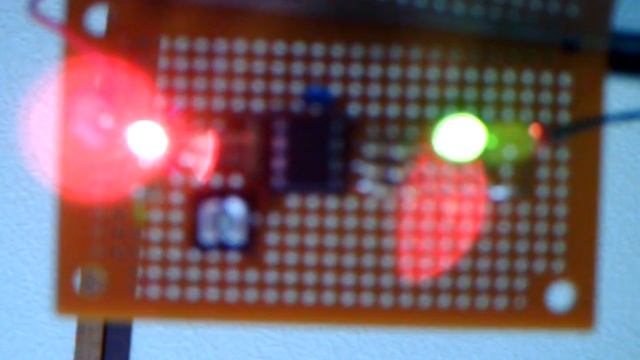 LED Traffic right(made of PIC12F629) смотреть онлайн