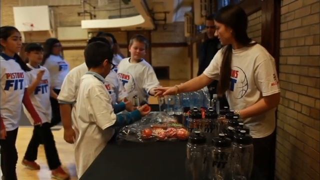 Andre Drummond and Pistons host NBA Fit Clinic смотреть онлайн