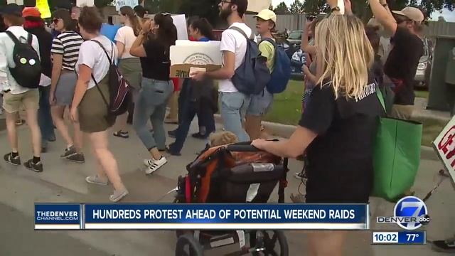Protestors at ICE Aurora facility take down American flag, raise Mexican flag смотреть онлайн