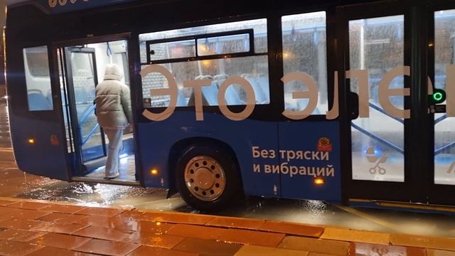 КамАЗ-6282 с951 на остановке Новоданиловский проезд - Академия водного транспорта. 19 декабря 2023г смотреть онлайн