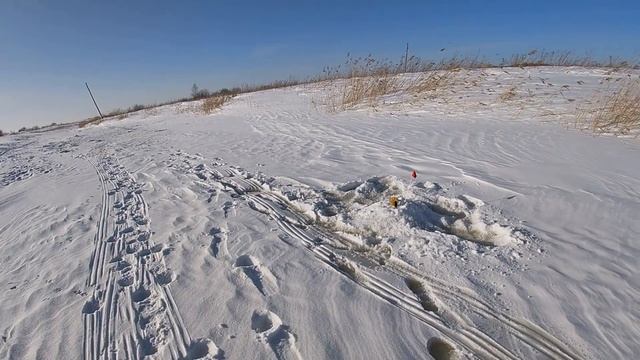 Рыбалка на ЖЕРЛИЦЫ в феврале! Щука размотала!!! Много щуки и окунь на жерлицы в ГЛУХОЗИМЬЕ!!! смотреть онлайн