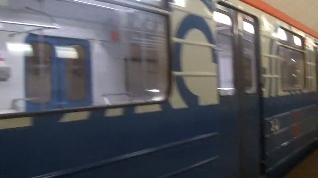 "Посадки нет!" Метропоезд 81.717/81.714 Перегоняется резервом. Ст. Дубровка. смотреть онлайн