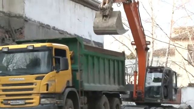 На месте полуразрушенного здания военкомата идут работы смотреть онлайн