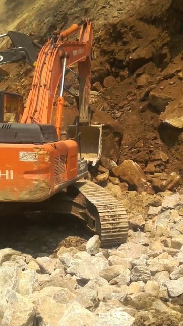 #boulder #shifting #rock #cutting #share #tatahitachi #volvo #road #project #breakingnews (5) смотреть онлайн