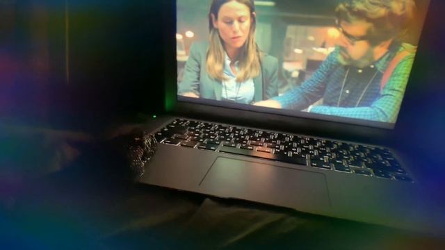 Женщина смотрит сериал смотреть онлайн
