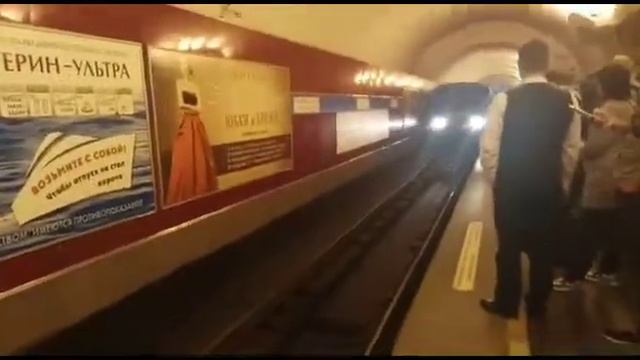 Прибытие электропоезда 81-717/714 на станцию Невский проспект смотреть онлайн