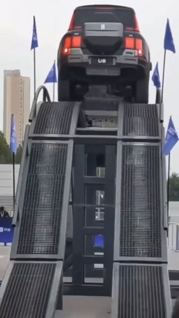 BYD's YangWang U8 extreme testing #shorts смотреть онлайн