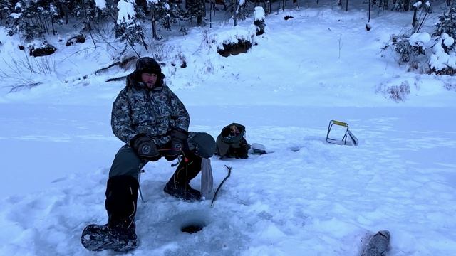 Горная рыбалка-Ловля Ленка зимой смотреть онлайн