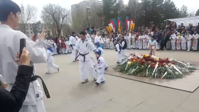 Карагандинские каратисты в память о героях ВОВ возложили цветы на вечном огне смотреть онлайн