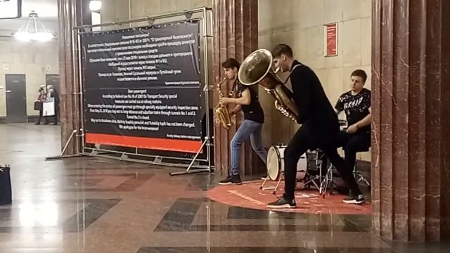 Музыка в метро. Немного ритма🎷🎺💥 Часть 2 смотреть онлайн