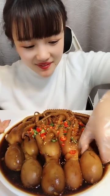 Мукбанг с пряными морепродуктами по китайскому рецепту. (краб, уни, осьминог, кальмар, сашими) смотреть онлайн