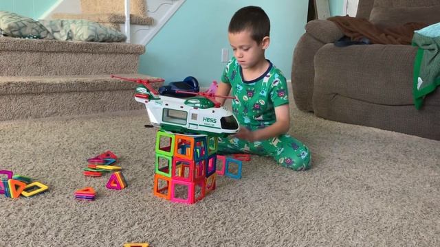 Hess truck city featuring magformers смотреть онлайн