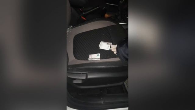В Оренбурге водитель без прав сунул в бардачок гаишникам 2 000 рублей смотреть онлайн