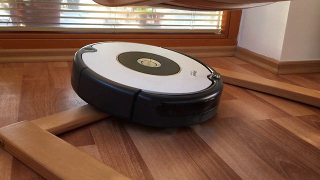 iRobot Roomba 605 fighting with IKEA armchair смотреть онлайн
