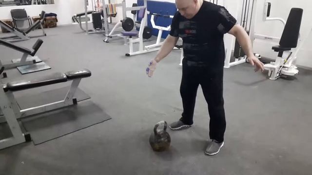 ГИРЯ 32 КГ - ЖИМ НА ПОПА ,НА ТОНКОЙ РУЧКЕ😀😀😀☝️ смотреть онлайн