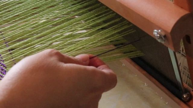 Weaving on a table loom смотреть онлайн