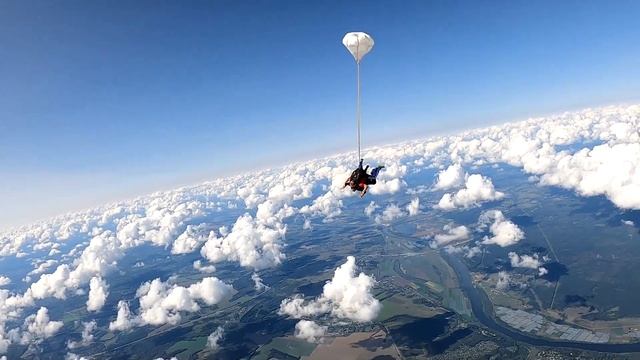 Отец прыгнул с парашютом спустя 15 лет после сына и жены смотреть онлайн