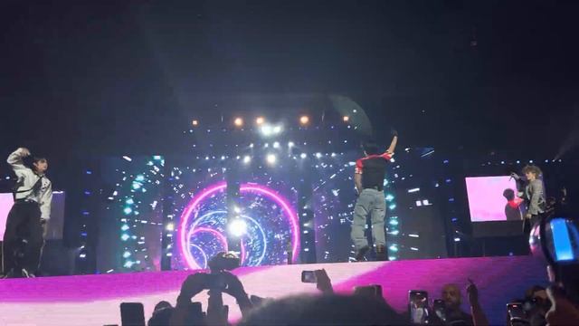 [Music Bank Paris] Stray Kids - MIROH 4K HD (VIP Crazy Front Pit View) смотреть онлайн