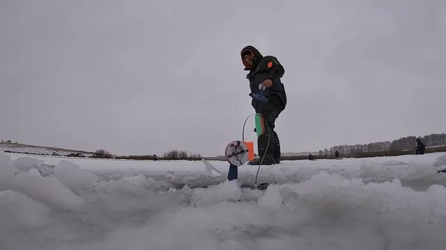 ПЕРВЫЙ ЛЁД 2022-23! ОН ЛУПИТ СХОДУ! ЖЕРЛИЦЫ МОРМЫШКА БЛЕСНА! Рыбы тут БИТКОМ. Зимняя рыбалка 2022-23 смотреть онлайн