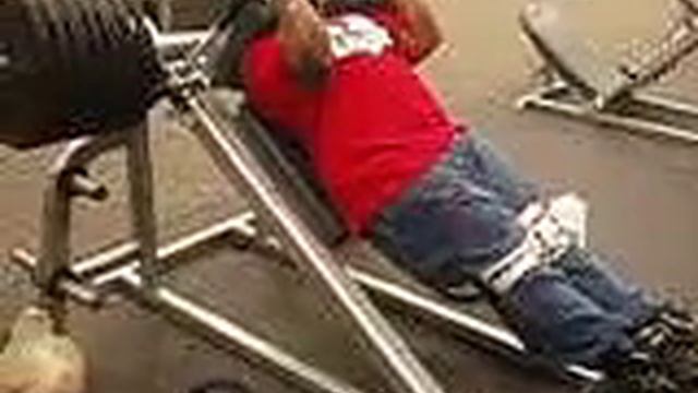 Winthorpe pushing 630# on the hack squat. смотреть онлайн