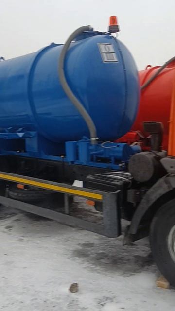 Ассенизаторы в автосалоне грузовых автомобилей Boston смотреть онлайн