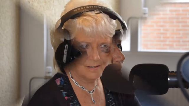 zangeres Monique in gesprek met Rita Young van Omroep Vlaardingen смотреть онлайн