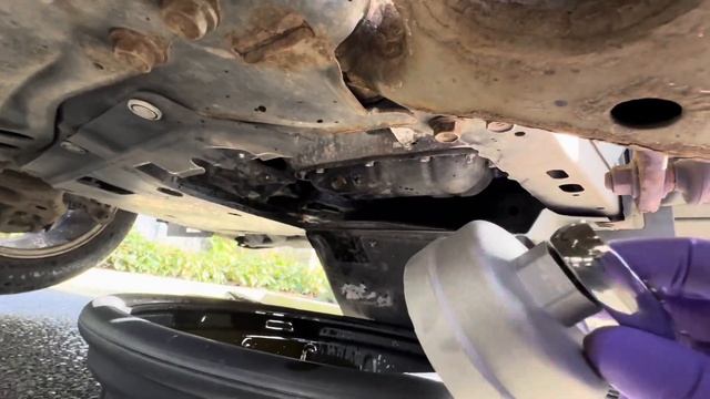 How to service a Toyota Auris/Prius Hybrid - Engine oil and Filters DIY смотреть онлайн