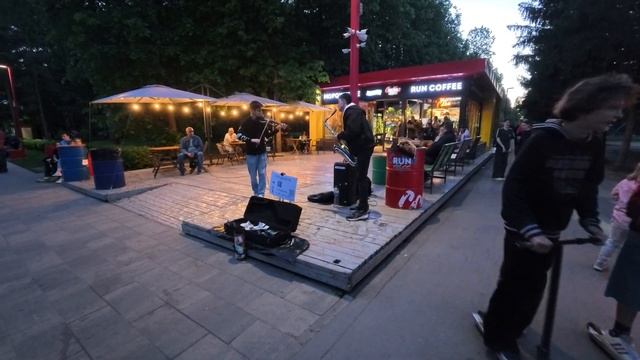 Саксофонист и Скрипка. Уличные артисты в парке Победы смотреть онлайн