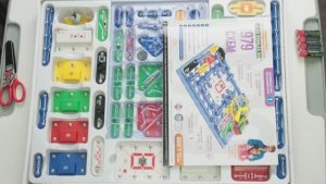 Конструктор Знаток 979 схем электронный творчество для детей