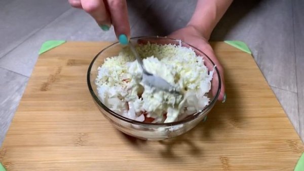 Куриное филе с помидором, яйцом и сыром в духовке