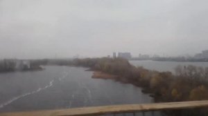 Холодный ветер гонит, Одинокую баржу с песком!
