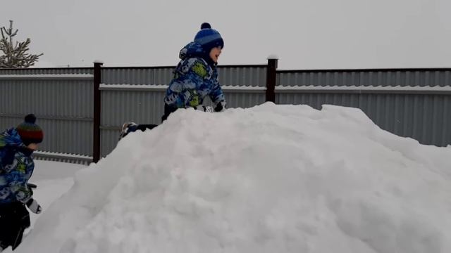 Артем И Саша катаются с горки winter snow смотреть онлайн