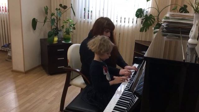 И.Королькова, "Божья коровка". Анастасия и Татьяна Николаевы- Солдатенковы смотреть онлайн