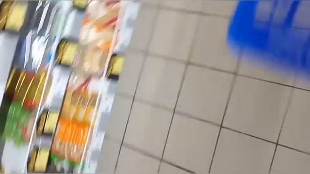 24 часа ем только кокосовую и клубничную еду 🍓 смотреть онлайн