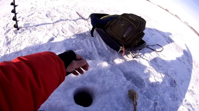 Поиск окуня на пруду в глухозимье. смотреть онлайн