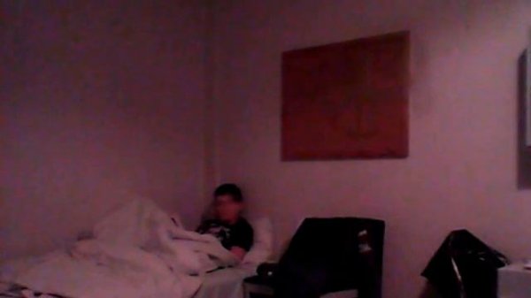 Мальчик пьёт Мочу