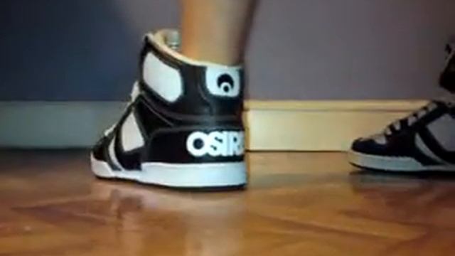 Osiris Bronx Slim no socks and shorts смотреть онлайн